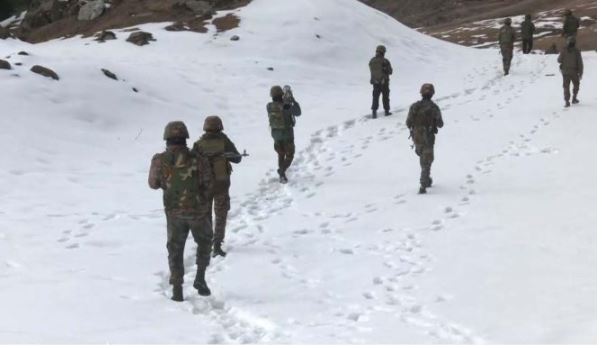 'भारतीय सेना ने बर्फ से ढके जम्मू-कश्मीर के डोडा में गश्त की | '